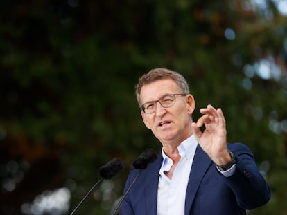 El presidente del Partido Popular, Alberto Núñez Feijóo, en la inauguración del curso político ante el Castillo de Soutomaior, esta mañana.