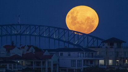 La superluna rosa sobre el puente del puerto de Sidney (Australia).