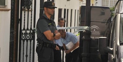 Agentes de la Guardia Civil en la puerta de la casa del detenido. 
