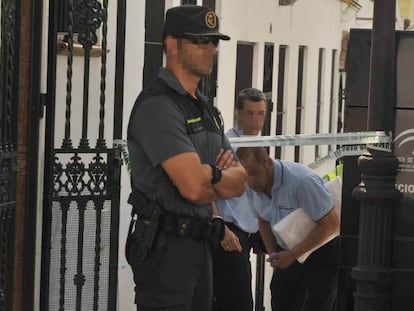 Agentes de la Guardia Civil en la puerta de la casa del detenido. 