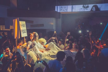 Una cama que imita la de Yoko Ono y John Lennon, en Pacha Ibiza.