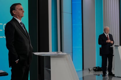 Jair Bolsonaro y Luiz Inácio Lula da Silva durante el debate en los estudios de TV Globo, en Río de Janeiro.