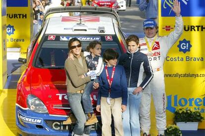 Carlos Sainz, junto a su esposa, Reyes, y sus tres hijos, Ana (en brazos de su madre), Carlos y Blanca.