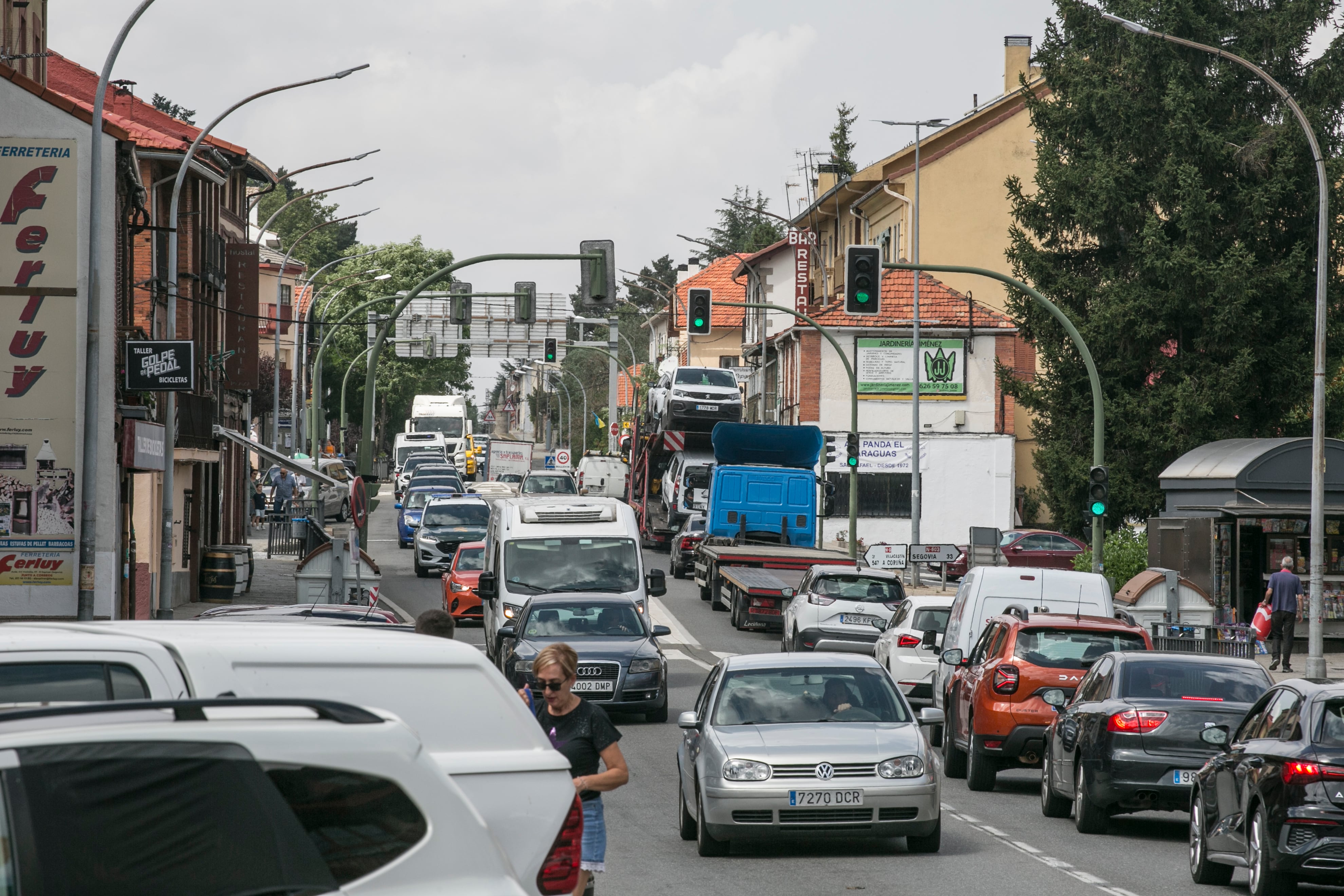 San Rafael se cansa del infierno del tráfico de los coches que  evitan la autopista