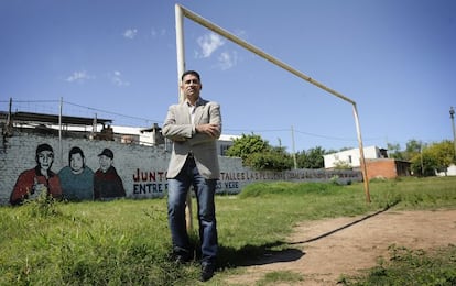 Eduardo Trasante, padre de Jeremías, uno de los tres jóvenes asesinados en un barrio de Rosario el 1 de enero de 2014. De fondo, un mural en memoria de estas tres víctimas, trabajadores sociales que fueron confundidos con narcotraficantes.