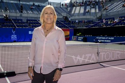 Martina Navratilova posa para EL PAÍS en la pista de Guadalajara (México). / JORGE REYES (AKRON WTA FINALS)