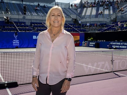 Martina Navratilova posa para EL PAÍS en la pista de Guadalajara (México). / JORGE REYES (AKRON WTA FINALS)