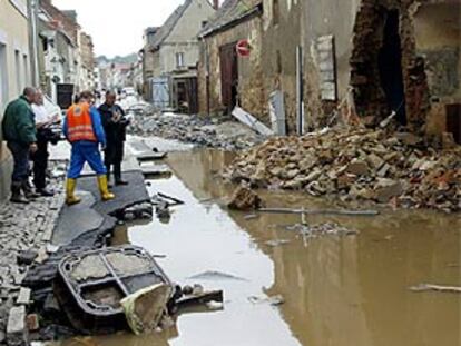Un grupo de expertos inspecciona una casa destruida en Grimma (este de Alemania) en agosto de 2002.