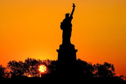 Vista de la Estatua de la Libertad al amanecer, en Nueva York (Estados Unidos). 