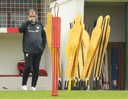 Marcelo Bielsa, durante la sesión de entrenamiento del Athletic en Lezama.