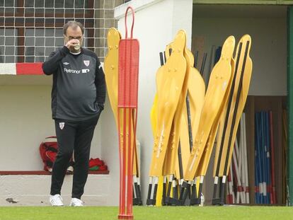 Marcelo Bielsa, durante la sesión de entrenamiento del Athletic en Lezama.