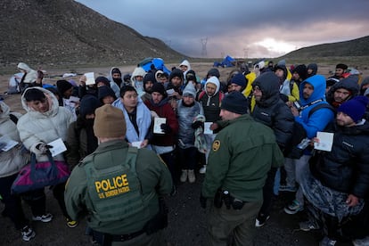 Agentes de la Patrulla Fronteriza hablan con migrantes en la frontera entre México y Estados Unidos, el 2 de febrero de 2024.