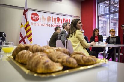 Los candidatos a las primarias en la sede del PSC y, en un primer plano, los cruasanes que ha traído Laia Bonet para desayunar.