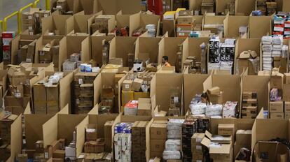 Preparaci&oacute;n de pedidos en el almac&eacute;n de Amazon en San Fernando de Henares (Madrid).