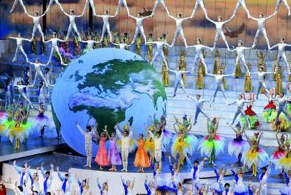 Actuación de un grupo de acróbatas durante la gala de inauguración de la Exposición Universal.