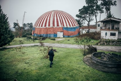 Bartolomé Pidal recorre las instalaciones abandonadas de la Ciudad de los Muchachos de Benposta.
