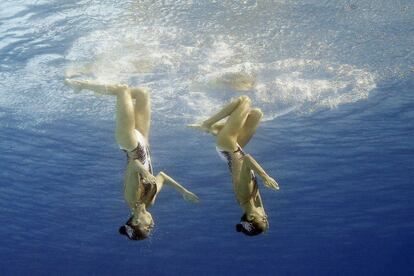 Las austriacas Anna-Maria Alexandri y Eirini-Marina Alexandri compiten en la final de natación sincronizada. 