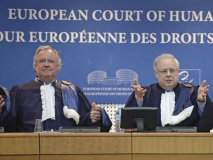 El presidente del Tribunal, Dean Spillmann (dcha), y el subsecretario Michael O'Boyle, tras la lectura de la sentencia.