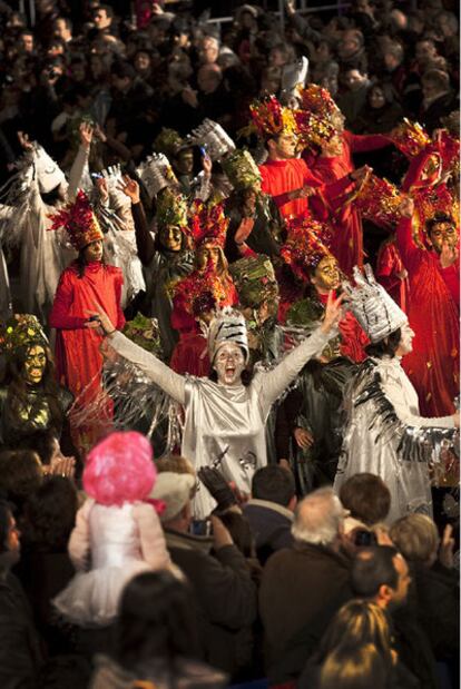 Desfile de la Rua de Carnaval por la avenida del Paral·lel.