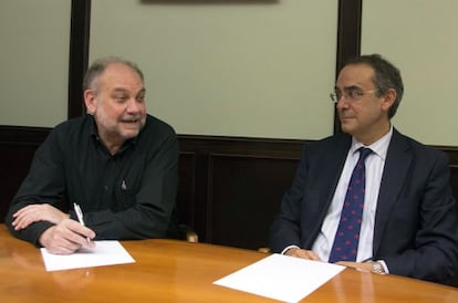 Eduardo García (a la izquierda) y Jon Bilbao, en un momento de su debate en la sede de Confebask en Bilbao.