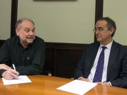 Eduardo García (a la izquierda) y Jon Bilbao, en un momento de su debate en la sede de Confebask en Bilbao.
