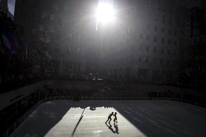 Unos patinadores en la pista de hielo del Rockefeller Center, la primera pista que abre sus puertas a la temporada de invierno en Nueva York (Estados Unidos).