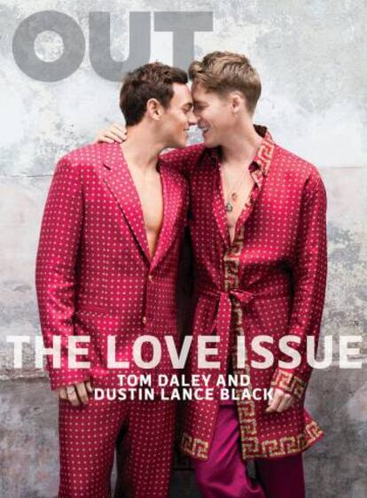 En pijama, en bata y con gesto cómplice. Así aparece Tom Daley y su pareja, Dustin Lance Black, en la portada de 'Out'.