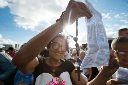 Fiéis celebram a missa de Corpus Christi, em Brasília.
