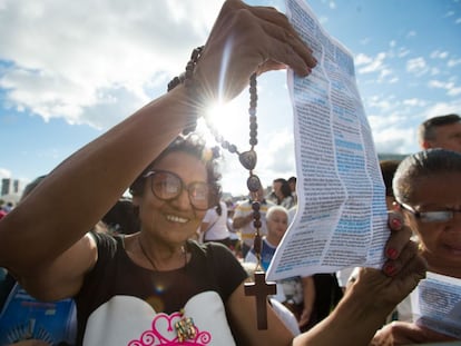 Fi&eacute;is celebram a missa de Corpus Christi, em Bras&iacute;lia.