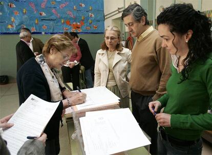 Poco después de las 9.00 quedaban constituidas la mayoría de las mesas electorales. A las 11.00 la votación se desarrollaba en el 99,98% de las mesas. En la imagen, la constitución de una mesa en el colegio Fernando el Católico de Madrid.