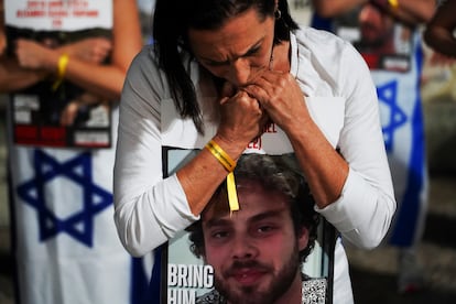 Familiares de los rehenes israelíes de Hamás protestan frente al cuartel general de las Fuerzas de Defensa de Israel pidiendo un alto el fuego este sábado en Tel Aviv.