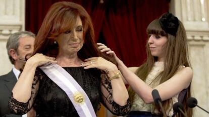 La hija de Cristina le acomoda la banda presidencial.