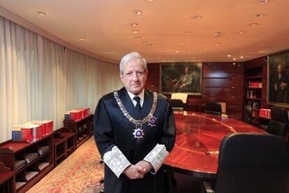 El presidente del Tribunal Constitucional, Pascual Sala, en el Salón de Plenos.