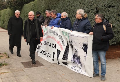Dos prelados pasan por delante de algunas de las víctimas de abusos en la Iglesia que se han manifestado este lunes en la puerta de la Conferencia Episcopal, en Madrid.