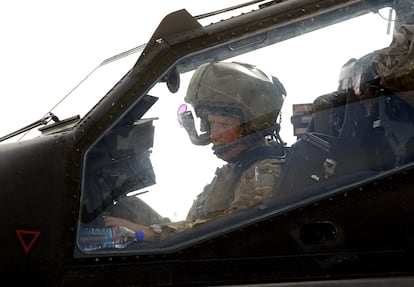 El príncipe Enrique pilota un helicóptero Apache, en Afganistán a finales de 2013.