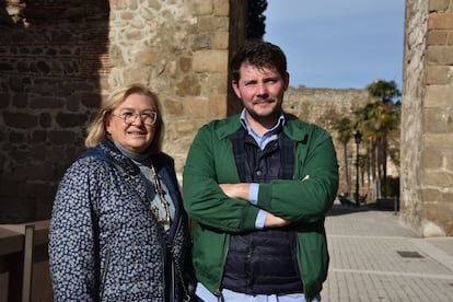 Rosa de los Ríos y Carlos Martín, de la Mesa por la Recuperación de Talavera y Comarca, ante a las murallas de la ciudad.