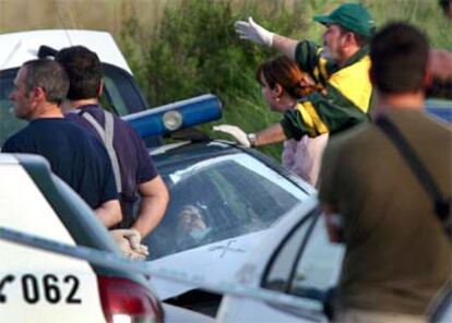 Miembros de las fuerzas de seguridad tratan de auxiliar a los agentes tras el tiroteo.