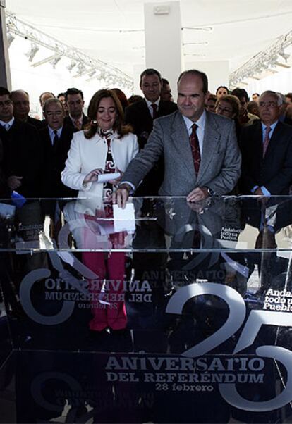 María del Mar Moreno y Manuel Chaves inauguraron ayer la exposición <i>Andalucía, todo un pueblo</i>.