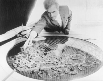 Frei Otto, en una fotografía de archivo de 1971, junto a una maqueta de una de sus obras más emblemáticas, la cubierta del estadio olímpico de Múnich (Alemania).