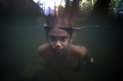 Un niño bucea en el río en Hulu Langat (Malasia).