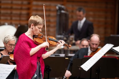 Isabelle Faust durante su interpretación el pasado jueves del ‘Concierto para violín’ de György Ligeti en el KKL de Lucerna.