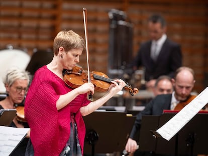 Isabelle Faust durante su interpretación el pasado jueves del ‘Concierto para violín’ de György Ligeti en el KKL de Lucerna.