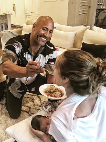 La normalización del acto de amamantar no es algo exclusivo de las mujeres. Así lo compartía el actor Dwayne 'The Rock' Johnson, que intentaba ayudar a su pareja Lauren Hashian en el proceso. "Tengo todo el respeto por ella y por todas las mamás que tienen que compatibilizarlo cada día", afirmó.