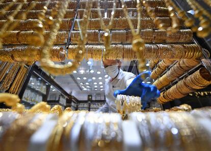 Un empleado coloca joyas en el escaparate de una joyería de Dubái.