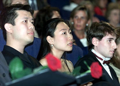 Ning An (izquierda) Soyeon Lee (centro) y Giltburg (derecha) esperan la decisión del jurado del XIV Concurso Internacional de Piano de Santander.