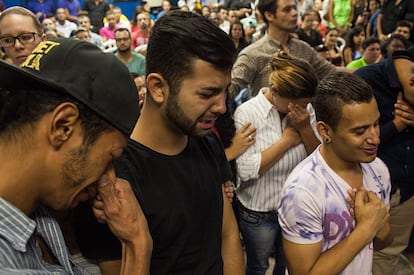 Fiéis choram, enquanto oram durante o culto na Cidade de Refúgio.