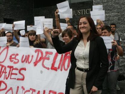 Francesca Merc&eacute;, arropada a su salida de los juzgados de Elche.