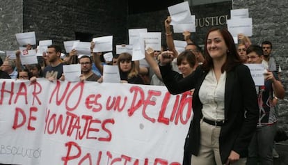 Francesca Mercé, arropada a su salida de los juzgados de Elche.