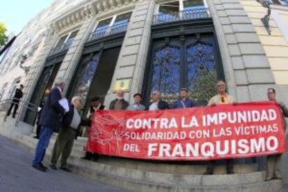 Miembros de la plataforma Solidarios con Garzón, ante el Consejo General del Poder Judicial.