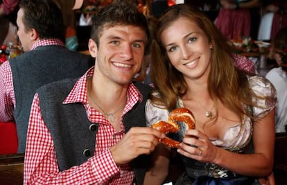 El delantero alemán del Bayern Munich Thomas Müller y su novia Lisa Trede agarran un pretzel en forma de corazón. Es el avituallamiento obligado en los estadios de fútbol alemanes. Consiste en un esponjoso bollo retorcido, normalmente en forma de lazo, horneado con sal gorda o semillas de sésamo.